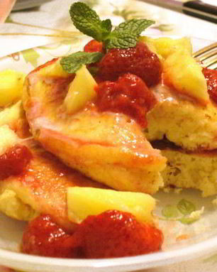 Оладьи pancake с клубникой и ананасом