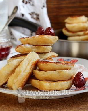 Пышные оладьи на кислом молоке с дрожжами