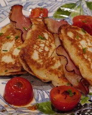 Сырные оладьи с беконом и помидорами