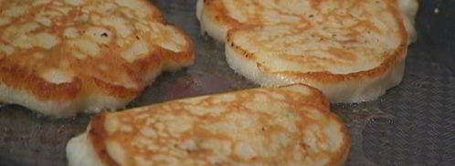 сырные оладьи с беконом и помидорами. Шаг 10