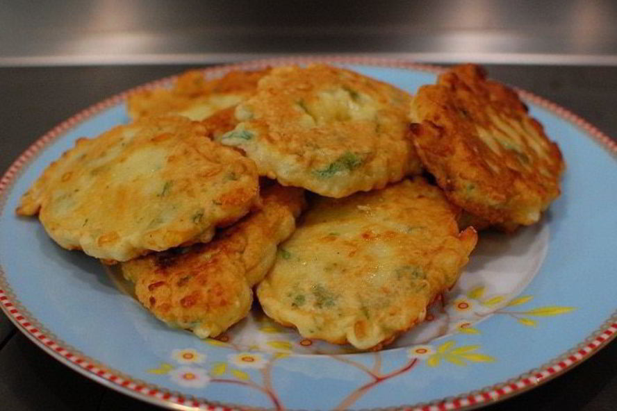 Рецепт сырные оладьи с петрушкой
