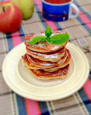 Творожные оладьи с яблоками