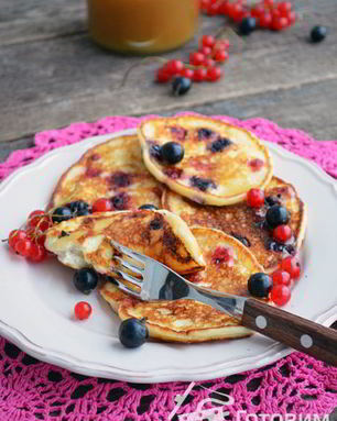 Творожные оладьи со смородиной