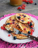 Творожные оладьи со смородиной