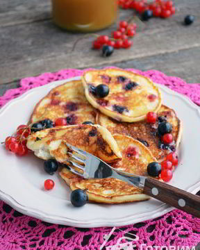 Творожные оладьи со смородиной