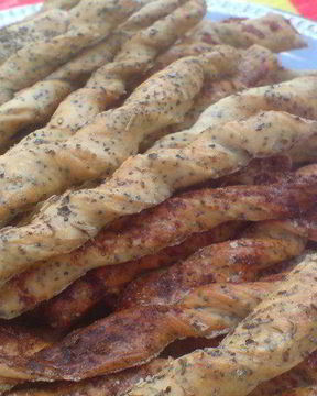 Хлебные палочки с тимьяном и маком