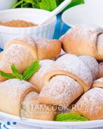 Рогалики с сухофруктами и орехами