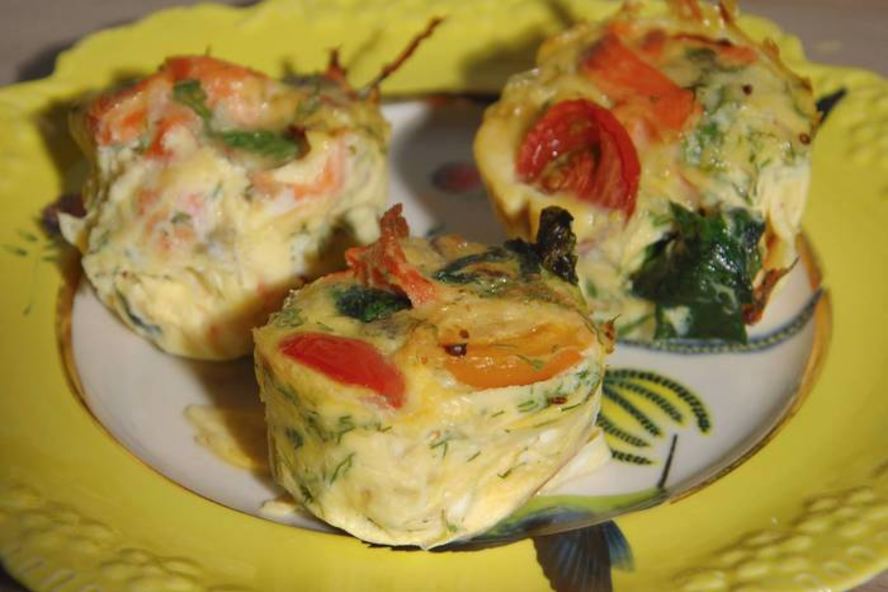 Рецепт мини-киши со шпинатом, копченой рыбой и помидорами