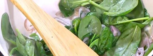 мини-киши со шпинатом, копченой рыбой и помидорами. Шаг 4