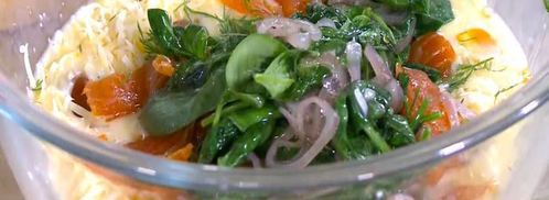 мини-киши со шпинатом, копченой рыбой и помидорами. Шаг 10