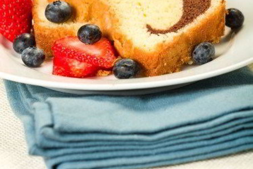 Рецепт мраморный пирог с ягодным соусом