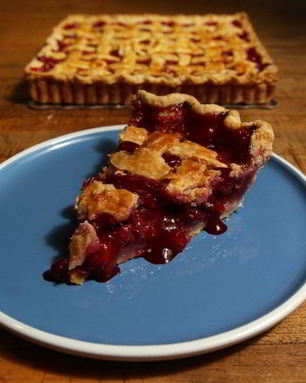 Пирог с брусникой и сметаной