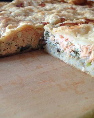 Пирог с лососиной с слоеном тесте