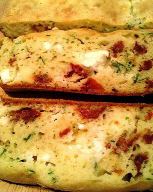 Пирог с вялеными помидорами, брынзой и зеленью