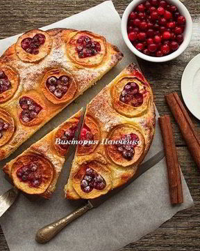 Пирог с яблоками и клюквой