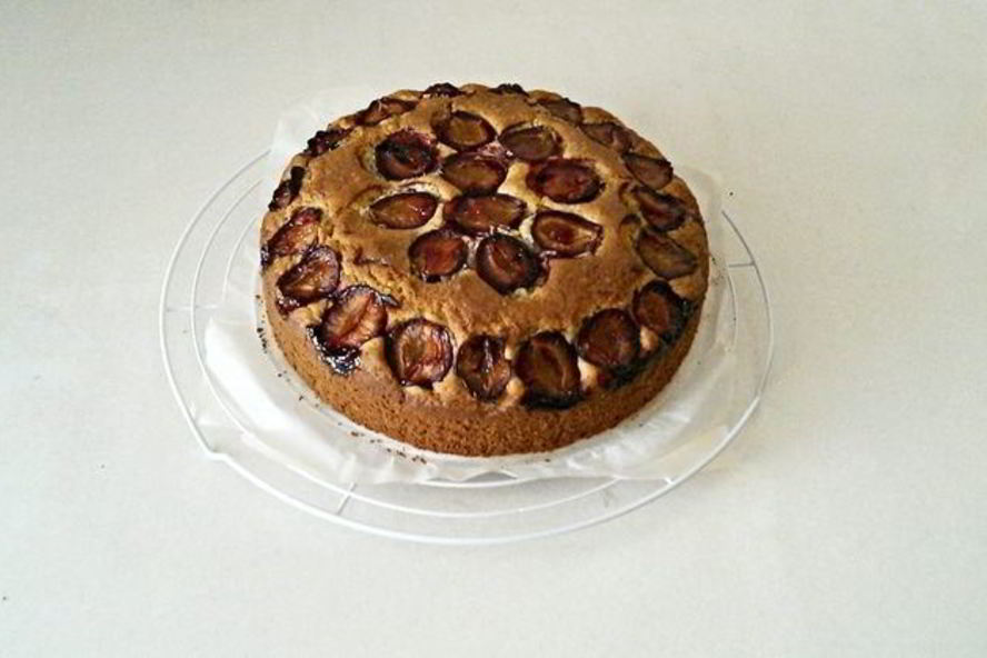 Рецепт пирог со сливами и маком