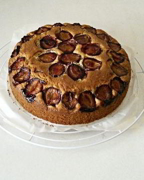 Пирог со сливами и маком