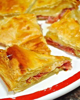 Слоеный пирог с сыром и колбасой