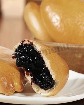 Дрожжевые пирожки с черникой