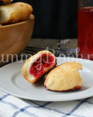 Дрожжевые пирожки с вишней