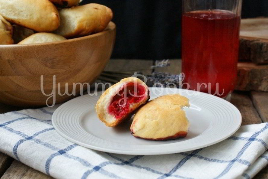 Рецепт дрожжевые пирожки с вишней