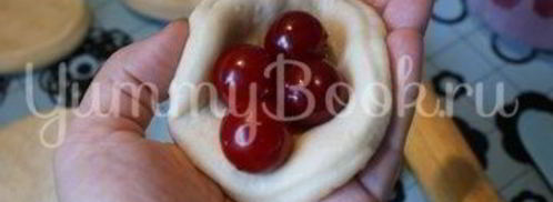 дрожжевые пирожки с вишней. Шаг 6