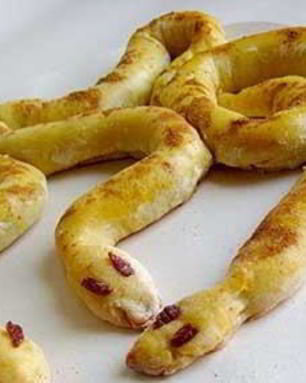 Новогодние пирожки с бананом Змейки