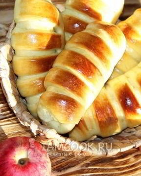 Пирожки из дрожжевого теста с яблоками и повидлом