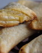 Пирожки из слоеного теста с капустой