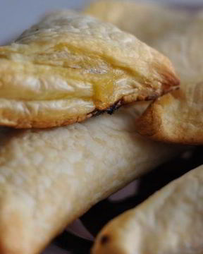 Пирожки из слоеного теста с капустой