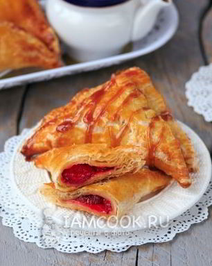 Пирожки из слоеного теста с клубникой