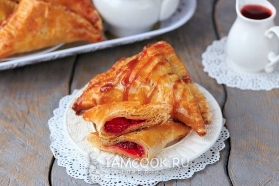 Рецепт пирожки из слоеного теста с клубникой