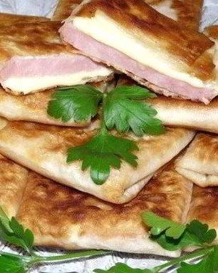 Пирожки из тонкого лаваша с сыром и ветчиной