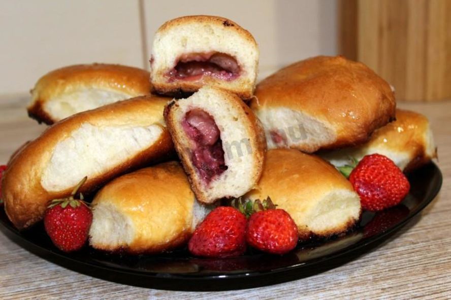 Рецепт пирожки с клубникой из дрожжевого теста в духовке