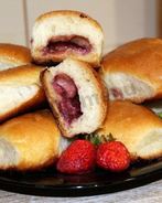 Пирожки с клубникой из дрожжевого теста в духовке