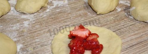 пирожки с клубникой из дрожжевого теста в духовке. Шаг 22
