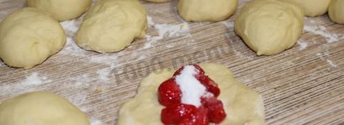 пирожки с клубникой из дрожжевого теста в духовке. Шаг 23