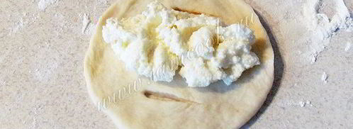 пирожки с творогом из дрожжевого теста. Шаг 10