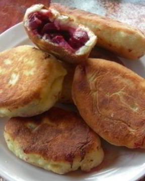 Пирожки с вишней на сковороде