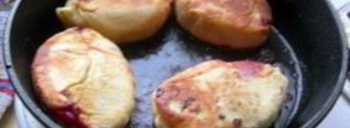 пирожки с вишней на сковороде. Шаг 7