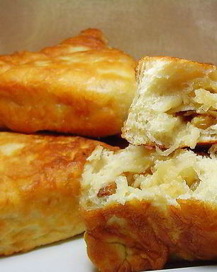 Пирожки с яблоками и изюмом на сковороде