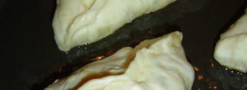 пирожки с яблоками и изюмом на сковороде. Шаг 8