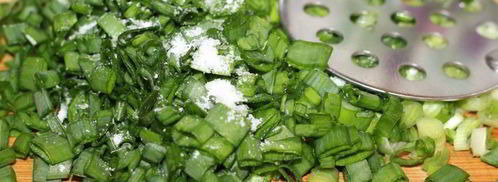 пирожки с зеленым луком и яйцами. Шаг 2