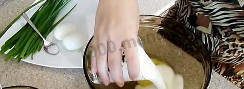 пирожки с зеленым луком и яйцом. Шаг 3