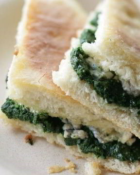 Пирожки со шпинатом и голубым сыром