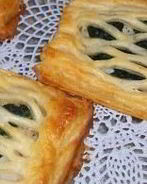 Слоеные пирожки с рыбой