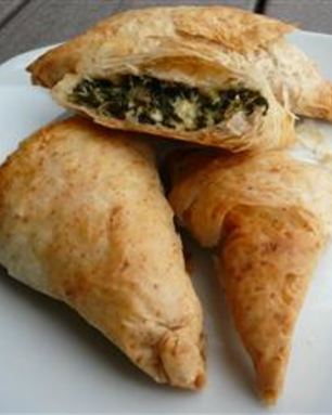 Слоеные пирожки с тунцом, рисом и шпинатом