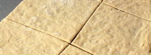 слоеные пирожки с яйцом и зеленым луком. Шаг 3