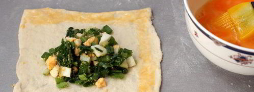 слоеные пирожки с яйцом и зеленым луком. Шаг 4