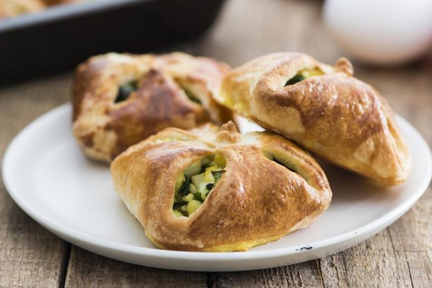 Рецепт яичные пирожки с черемшой и зеленым луком